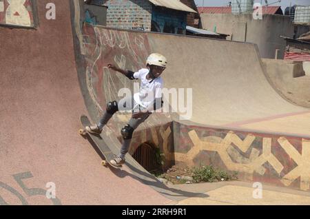 220622 -- KAMPALA, 22 giugno 2022 -- Uno skater partecipa alla competizione di skateboard in occasione dell'annuale Go Skateboarding Day a Kampala, Uganda, 21 giugno 2022. Foto di /Xinhua SPUGANDA-KAMPALA-GO GIORNATA DI SKATEBOARD NicholasxKajoba PUBLICATIONxNOTxINxCHN Foto Stock