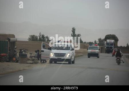 Afghanistan, Erdbeben im Grenzgebiet zu Pakistan 220622 -- PAKTIKA, 22 giugno 2022 -- foto scattata il 22 giugno 2022 mostra ambulanze in strada nella provincia di Paktika, Afghanistan. Il bilancio delle vittime di un terremoto che ha colpito l'Afghanistan orientale all'inizio di mercoledì è stato di 920, mentre più di 600 persone sono rimaste ferite, ha detto un funzionario responsabile della catastrofe, aggiungendo che il numero delle vittime potrebbe aumentare ulteriormente. Foto di /Xinhua AFGHANISTAN-PAKTIKA-TERREMOTO SaifurahmanxSafi PUBLICATIONxNOTxINxCHN Foto Stock