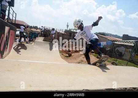 220622 -- KAMPALA, 22 giugno 2022 -- i pattinatori partecipano alla competizione di skateboard in occasione del Go Skateboarding Day annuale a Kampala, Uganda, 21 giugno 2022. Foto di /Xinhua SPUGANDA-KAMPALA-GO GIORNATA DI SKATEBOARD NicholasxKajoba PUBLICATIONxNOTxINxCHN Foto Stock