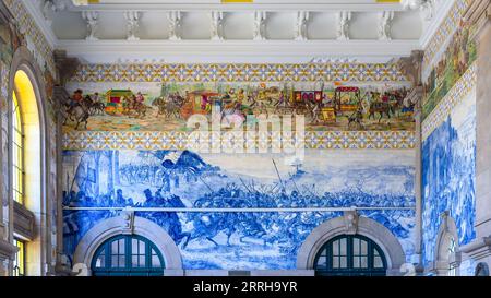 Porto, Portogallo, al coperto, architettura antica nella stazione ferroviaria di Sao Bento. Foto Stock