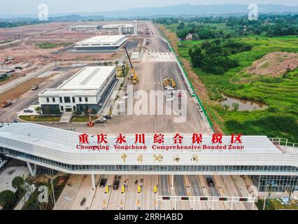 220623 -- CHONGQING, 23 giugno 2022 -- la foto aerea scattata il 21 giugno 2022 mostra la Chongqing Yongchuan Comprehensive Bonded zone in costruzione nella municipalità di Chongqing nella Cina sud-occidentale. La zona unita globale di Yongchuan è stata approvata per essere istituita dal Consiglio di Stato il 2021 luglio, diventando la sesta zona del suo genere a Chongqing. Il progetto ha una superficie di 1,11 chilometri quadrati e copre più servizi commerciali vincolati. CHINA-CHONGQING-YONGCHUAN-COMPREHENSIVE BONDED ZONE-CONSTRUCTION CN WANGXQUANCHAO PUBLICATIONXNOTXINXCHN Foto Stock