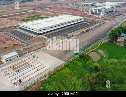 220623 -- CHONGQING, 23 giugno 2022 -- la foto aerea scattata il 21 giugno 2022 mostra la Chongqing Yongchuan Comprehensive Bonded zone in costruzione nella municipalità di Chongqing nella Cina sud-occidentale. La zona unita globale di Yongchuan è stata approvata per essere istituita dal Consiglio di Stato il 2021 luglio, diventando la sesta zona del suo genere a Chongqing. Il progetto ha una superficie di 1,11 chilometri quadrati e copre più servizi commerciali vincolati. CHINA-CHONGQING-YONGCHUAN-COMPREHENSIVE BONDED ZONE-CONSTRUCTION CN WANGXQUANCHAO PUBLICATIONXNOTXINXCHN Foto Stock