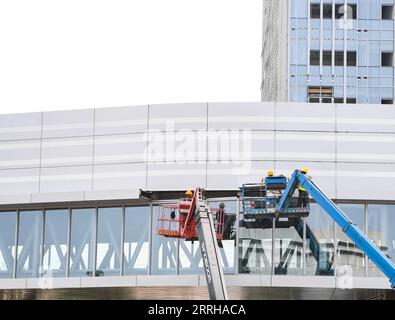 220623 -- CHONGQING, 23 giugno 2022 -- foto aerea scattata il 21 giugno 2022 mostra i lavoratori che lavorano nel cantiere della Chongqing Yongchuan Comprehensive Bonded zone nel comune di Chongqing nella Cina sud-occidentale. La zona unita globale di Yongchuan è stata approvata per essere istituita dal Consiglio di Stato il 2021 luglio, diventando la sesta zona del suo genere a Chongqing. Il progetto ha una superficie di 1,11 chilometri quadrati e copre più servizi commerciali vincolati. CHINA-CHONGQING-YONGCHUAN-COMPREHENSIVE BONDED ZONE-CONSTRUCTION CN WANGXQUANCHAO PUBLICATIONXNOTXINXCHN Foto Stock