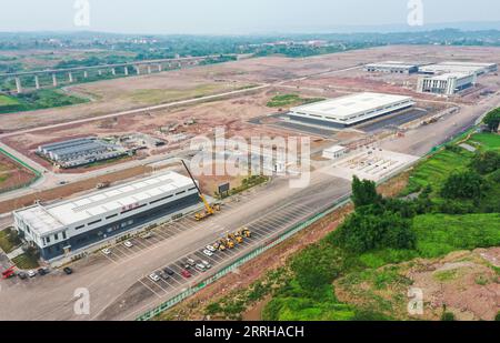 220623 -- CHONGQING, 23 giugno 2022 -- la foto aerea scattata il 21 giugno 2022 mostra la Chongqing Yongchuan Comprehensive Bonded zone in costruzione nella municipalità di Chongqing nella Cina sud-occidentale. La zona unita globale di Yongchuan è stata approvata per essere istituita dal Consiglio di Stato il 2021 luglio, diventando la sesta zona del suo genere a Chongqing. Il progetto ha una superficie di 1,11 chilometri quadrati e copre più servizi commerciali vincolati. CHINA-CHONGQING-YONGCHUAN-COMPREHENSIVE BONDED ZONE-CONSTRUCTION CN WANGXQUANCHAO PUBLICATIONXNOTXINXCHN Foto Stock