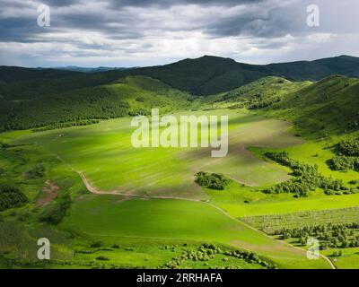 220623 -- HINGGAN LEAGUE, 23 giugno 2022 -- foto aerea scattata il 23 giugno 2022 mostra il paesaggio in Arxan della Hinggan League, nella regione autonoma della Mongolia interna della Cina settentrionale. CHINA-INNER MONGOLIA-HINGGAN LEAGUE-SCENARIO CN WANGXZECONG PUBLICATIONXNOTXINXCHN Foto Stock
