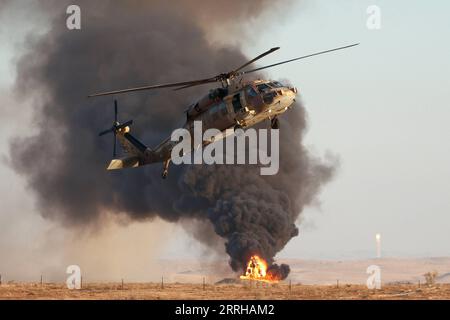 220623 -- BASE AEREA HATZERIM ISRAELE, 23 giugno 2022 -- Un elicottero si esibisce durante una cerimonia di laurea IAF dell'Aeronautica militare israeliana presso la base aerea di Hatzerim vicino a Be er Sheva, Israele, il 23 giugno 2022. Via Xinhua ISRAEL-HATZERIM AIRBASE-AIR FORCE-GRADUATION CEREMONY IlanxAssayag/JINI PUBLICATIONxNOTxINxCHN Foto Stock