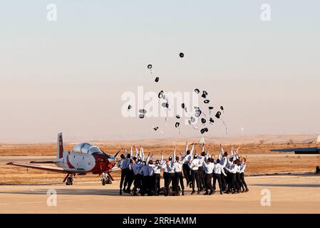 220623 -- BASE AEREA HATZERIM ISRAELE, 23 giugno 2022 -- i cadetti lanciano i loro berretti durante una cerimonia di laurea IAF dell'Aeronautica militare israeliana presso la base aerea di Hatzerim vicino a Be er Sheva, Israele, il 23 giugno 2022. Via Xinhua ISRAEL-HATZERIM AIRBASE-AIR FORCE-GRADUATION CEREMONY IlanxAssayag/JINI PUBLICATIONxNOTxINxCHN Foto Stock