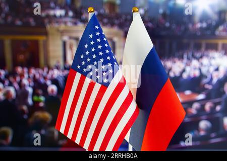 La bandiera degli Stati Uniti, la bandiera russa. Bandiera degli Stati Uniti, bandiera della Russia. Gli Stati Uniti d'America e il confronto della Federazione Russa. L'invasione della Russia Foto Stock