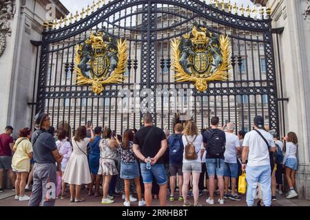 Londra, Inghilterra, Regno Unito. 8 settembre 2023. La folla si riunisce per guardare le carrozze delle armi e il cambio della guardia fuori Buckingham Palace nel primo anniversario della morte della regina Elisabetta II (Immagine di credito: © Vuk Valcic/ZUMA Press Wire) SOLO USO EDITORIALE! Non per USO commerciale! Foto Stock