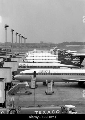 BEA (British European Airlines) Hawker Siddeley HS-121 "Trident" Jets, Heathrow Airport, Londra, Inghilterra 1971. Il secondo aereo di questa fila, G-ARPI, si schiantò vicino a Heathrow nel giugno 1972, uccidendo tutte le 118 persone a bordo. Foto Stock