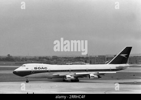 Boeing 747 BOAC "Jumbo Jet", G-AWNA, vista laterale sulla pista di rullaggio, aeroporto di Heathrow, Londra, Inghilterra, Regno Unito 1971. Questo aereo fu il primo 747 ad essere consegnato alla BOAC - nel 1970 - e si ritirò dal servizio della British Airways nel 1998. Foto Stock