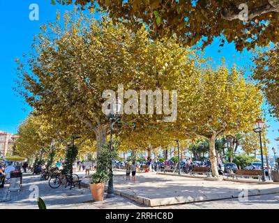 Le Lavandou, Francia - 17 ottobre 2021: Persone che camminano e giocano nel centro della città. La città, situata nella regione del Var, è vicina all'isl di Hyeres Foto Stock