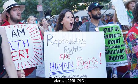 220625 -- LOS ANGELES, 25 giugno 2022 -- i manifestanti si riuniscono nel centro di Los Angeles, California, Stati Uniti, 24 giugno 2022. Venerdì la Corte Suprema degli Stati Uniti ha rovesciato Roe contro Wade, una decisione storica che ha stabilito un diritto costituzionale all'aborto nella nazione quasi mezzo secolo fa. Foto di /Xinhua U.S.-LOS ANGELES-CORTE SUPREMA-DIRITTI DI ABORTO-PROTESTA ZengxHui PUBLICATIONxNOTxINxCHN Foto Stock