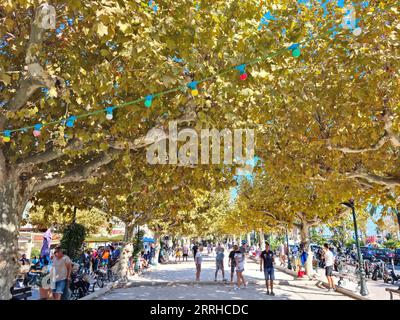 Le Lavandou, Francia - 17 ottobre 2021: Persone che camminano e giocano nel centro della città. La città, situata nella regione del Var, è vicina all'isl di Hyeres Foto Stock