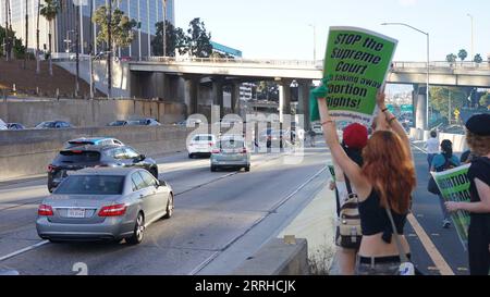 220625 -- LOS ANGELES, 25 giugno 2022 -- i manifestanti protestano contro il rovesciamento della Corte Suprema della sentenza Roe vs. Wade sui diritti all'aborto nel centro di Los Angeles, California, Stati Uniti il 24 giugno 2022. Venerdì la Corte Suprema degli Stati Uniti ha rovesciato Roe contro Wade, una decisione storica che ha stabilito un diritto costituzionale all'aborto nella nazione quasi mezzo secolo fa. Foto di /Xinhua U.S.-CALIFORNIA-CORTE SUPREMA-DIRITTI DI ABORTO-PROTESTA ZengxHui PUBLICATIONxNOTxINxCHN Foto Stock