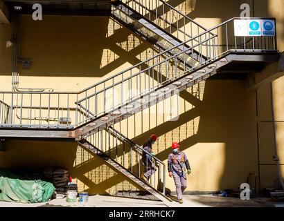 220625 -- BAOTOU, 25 giugno 2022 -- i costruttori lavorano in un cantiere a Baotou, nella regione autonoma della Mongolia interna della Cina settentrionale, 24 giugno 2022. Le scuole di Baotou organizzarono varie attività dopo le lezioni per arricchire il tempo scolastico degli studenti. CHINA-INNER MONGOLIA-BAOTOU-HOT-COSTRUTTORI CN PENGXYUAN PUBLICATIONXNOTXINXCHN Foto Stock