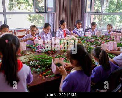 220625 -- BAOTOU, 25 giugno 2022 -- gli studenti imparano la disposizione dei fiori durante un'attività post-classe in una scuola elementare a Baotou, regione autonoma della Mongolia interna, 24 giugno 2022. Le scuole di Baotou organizzarono varie attività dopo le lezioni per arricchire il tempo scolastico degli studenti. CHINA-INNER MONGOLIA-BAOTOU-SCHOOL-AFTER-CLASS ACTIVITIES CN PENGXYUAN PUBLICATIONXNOTXINXCHN Foto Stock