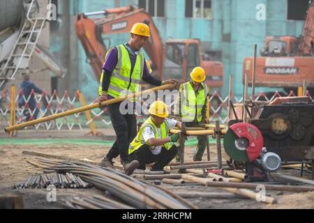 220625 -- BAOTOU, 25 giugno 2022 -- i costruttori lavorano in un cantiere a Baotou, nella regione autonoma della Mongolia interna della Cina settentrionale, 24 giugno 2022. Le alte temperature hanno colpito Baotou negli ultimi giorni. CHINA-INNER MONGOLIA-BAOTOU-HOT-COSTRUTTORI CN PENGXYUAN PUBLICATIONXNOTXINXCHN Foto Stock