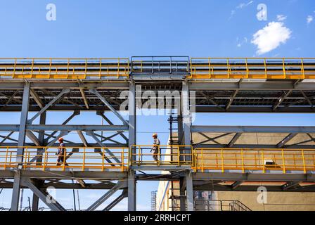 220625 -- BAOTOU, 25 giugno 2022 -- i costruttori lavorano in un cantiere a Baotou, nella regione autonoma della Mongolia interna della Cina settentrionale, 24 giugno 2022. Le alte temperature hanno colpito Baotou negli ultimi giorni. CHINA-INNER MONGOLIA-BAOTOU-HOT-COSTRUTTORI-CN LIANXZHEN PUBLICATIONXNOTXINXCHN Foto Stock