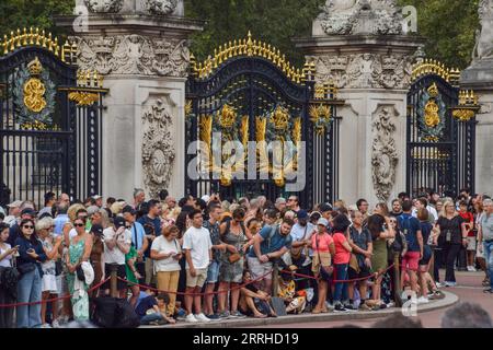 Londra, Inghilterra, Regno Unito. 8 settembre 2023. La folla si riunisce per assistere al cambio della guardia e alle pistole che passano da Buckingham Palace nel primo anniversario della morte della regina Elisabetta II (Immagine di credito: © Vuk Valcic/ZUMA Press Wire) SOLO USO EDITORIALE! Non per USO commerciale! Foto Stock