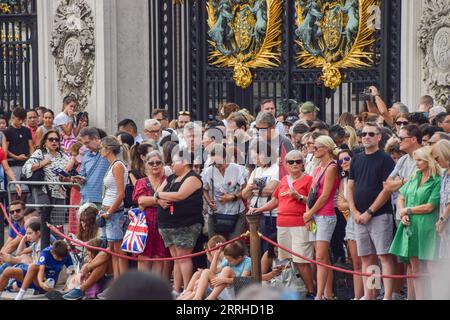 Londra, Inghilterra, Regno Unito. 8 settembre 2023. La folla si riunisce per assistere al cambio della guardia e alle pistole che passano da Buckingham Palace nel primo anniversario della morte della regina Elisabetta II (Immagine di credito: © Vuk Valcic/ZUMA Press Wire) SOLO USO EDITORIALE! Non per USO commerciale! Foto Stock