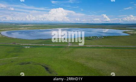 220626 -- HULUN BUIR, 26 giugno 2022 -- foto aerea scattata il 26 giugno 2022 mostra il paesaggio del pascolo estivo a Xin Barag Zuoqi della città di Hulun Buir, nella regione autonoma della Mongolia interna della Cina settentrionale. CINA-INTERNA MONGOLIA-HULUN BUIR-PASCOLO ESTIVO CN WANGXZECONG PUBLICATIONXNOTXINXCHN Foto Stock