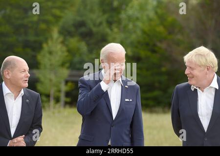 220626 -- ELMAU, 26 giugno 2022 -- il cancelliere federale tedesco Olaf Scholz L, il presidente degli Stati Uniti Joe Biden C e il primo ministro britannico Boris Johnson sono raffigurati durante il vertice del gruppo dei sette G7 a Schloss Elmau, nelle Alpi bavaresi della Germania meridionale, il 26 giugno 2022. I leader del G7 hanno dato il via al vertice annuale di tre giorni domenica a Schloss Elmau, nelle Alpi bavaresi della Germania meridionale, in mezzo a aspettative e proteste più basse. GERMANIA-SCHLOSS ELMAU-G7 SUMMIT GuoxChen PUBLICATIONxNOTxINxCHN Foto Stock