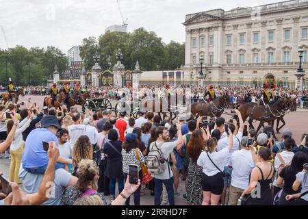 Londra, Inghilterra, Regno Unito. 8 settembre 2023. La folla guarda le pistole passare da Buckingham Palace nel primo anniversario della morte della regina Elisabetta II (Immagine di credito: © Vuk Valcic/ZUMA Press Wire) SOLO USO EDITORIALE! Non per USO commerciale! Foto Stock