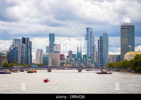 Londra, Regno Unito. 8 settembre 2023. Meteo Regno Unito - qualsiasi nuvola bassa o nebbia si libera rapidamente per una bella giornata. Tanto sole, che diventa nebulizzato sotto incantesimi di nuvole alte. Rimanendo caldo e umido, anche se leggermente più fresco nelle zone meridionali. Temperatura massima 31 °C. Crediti: Sinai Noor/Alamy Live News Foto Stock