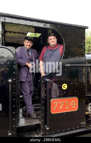 Bridgnorth, Shropshire, Regno Unito. 8 settembre 2023. In questo giorno nel 1963, l'ultimo treno della British Railways correva sulla linea Severn Valley prima della sua chiusura. A sessant'anni di distanza, la linea è ora una delle principali ferrovie storiche del Regno Unito e accoglie 200.000 visitatori ogni anno. L'ex carro armato 7714 della Great Western Railway è stato rinumerato e porta una speciale replica della testata per commemorare il viaggio finale. L'equipaggio del loco volontario è L-R: Tom Clarke, driver e Guy Davies, Fireman. G.P Essex/Alamy Live News Foto Stock