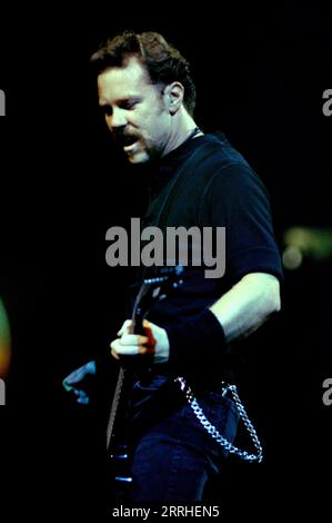 Milano Italia 1996-09-20 : James Hetfield, chitarrista e cantante della band metallica durante il concerto al Forum Assago Foto Stock