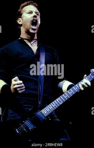 Milano Italia 1996-09-20 : James Hetfield, chitarrista e cantante della band metallica durante il concerto al Forum Assago Foto Stock