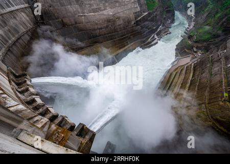 220628 -- KUNMING, 28 giugno 2022 -- foto aerea scattata il 28 giugno 2022 mostra una vista della centrale idroelettrica di Baihetan, che si trova a cavallo delle province dello Yunnan e del Sichuan nel sud-ovest della Cina. Martedì ricorre il primo anniversario del funzionamento delle prime due unità generatrici della centrale idroelettrica di Baihetan, un importante progetto nel programma cinese di trasmissione di potenza ovest-est. La stazione ha una capacità totale installata di 16 milioni di kilowatt. La stazione idroelettrica si trova sul fiume Jinsha, la sezione superiore del fiume Yangtze nel sud-ovest della Cina. CHINA-BAIHETAN HYDROPOWER STATION-FI Foto Stock