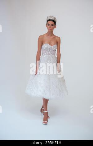 La modella indossa un abito da sposa Esther Noriega durante la presentazione della collezione OMNIA alla settimana della moda di Madrid. 8 settembre 2023 Spagna Foto Stock