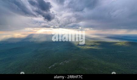 220629 -- GENHE, 29 giugno 2022 -- foto aerea scattata il 28 giugno 2022 mostra l'alba sul monte Okliet nella città di Genhe, nella regione autonoma della Mongolia interna della Cina settentrionale. CHINA-INNER MONGOLIA-GENHE-OKLIET MOUNTAIN CN WANGXZECONG PUBLICATIONXNOTXINXCHN Foto Stock