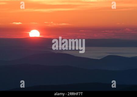 220629 -- GENHE, 29 giugno 2022 -- foto scattata il 29 giugno 2022 mostra l'alba sul monte Okliet nella città di Genhe, nella regione autonoma della Mongolia interna della Cina settentrionale. CHINA-INNER MONGOLIA-GENHE-OKLIET MOUNTAIN CN BEIXHE PUBLICATIONXNOTXINXCHN Foto Stock