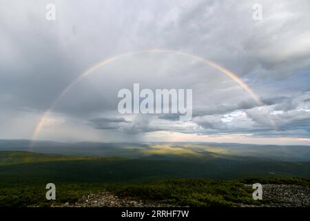 220629 -- GENHE, 29 giugno 2022 -- foto scattata il 28 giugno 2022 mostra l'arcobaleno al monte Okliet nella città di Genhe, nella regione autonoma della Mongolia interna della Cina settentrionale. CHINA-INNER MONGOLIA-GENHE-OKLIET MOUNTAIN CN WANGXZECONG PUBLICATIONXNOTXINXCHN Foto Stock