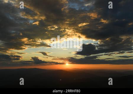 220629 -- GENHE, 29 giugno 2022 -- foto scattata il 28 giugno 2022 mostra il tramonto sul monte Okliet nella città di Genhe, nella regione autonoma della Mongolia interna della Cina settentrionale. CHINA-INNER MONGOLIA-GENHE-OKLIET MOUNTAIN CN BEIXHE PUBLICATIONXNOTXINXCHN Foto Stock