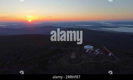 220629 -- GENHE, 29 giugno 2022 -- foto aerea scattata il 29 giugno 2022 mostra l'alba sul monte Okliet nella città di Genhe, nella regione autonoma della Mongolia interna della Cina settentrionale. CHINA-INNER MONGOLIA-GENHE-OKLIET MOUNTAIN CN BEIXHE PUBLICATIONXNOTXINXCHN Foto Stock