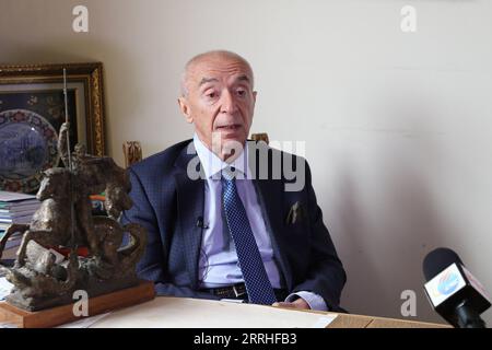 220629 -- SOFIA, 29 giugno 2022 -- il Prof. Zahari Zahariev, presidente della Bulgaria National Association for the Belt and Road ed ex membro del Parlamento bulgaro, riceve un'intervista con Xinhua a Sofia, Bulgaria, 2 maggio 2022. PER ANDARE CON l'intervista: La leadership del PCC porta vitalità reale alla società cinese, afferma il politico bulgaro BULGARIA-SOFIA-POLITICO-CINA-INTERVISTA LinxHao PUBLICATIONxNOTxINxCHN Foto Stock