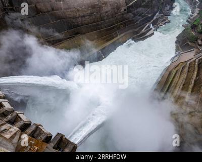 220628 -- KUNMING, 28 giugno 2022 -- foto aerea scattata il 28 giugno 2022 mostra una vista della centrale idroelettrica di Baihetan, che si trova a cavallo delle province dello Yunnan e del Sichuan nel sud-ovest della Cina. Martedì ricorre il primo anniversario del funzionamento delle prime due unità generatrici della centrale idroelettrica di Baihetan, un importante progetto nel programma cinese di trasmissione di potenza ovest-est. La stazione ha una capacità totale installata di 16 milioni di kilowatt. La stazione idroelettrica si trova sul fiume Jinsha, la sezione superiore del fiume Yangtze nel sud-ovest della Cina. CHINA-BAIHETAN HYDROPOWER STATION-FI Foto Stock