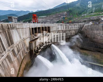 220628 -- KUNMING, 28 giugno 2022 -- foto aerea scattata il 28 giugno 2022 mostra una vista della centrale idroelettrica di Baihetan, che si trova a cavallo delle province dello Yunnan e del Sichuan nel sud-ovest della Cina. Martedì ricorre il primo anniversario del funzionamento delle prime due unità generatrici della centrale idroelettrica di Baihetan, un importante progetto nel programma cinese di trasmissione di potenza ovest-est. La stazione ha una capacità totale installata di 16 milioni di kilowatt. La stazione idroelettrica si trova sul fiume Jinsha, la sezione superiore del fiume Yangtze nel sud-ovest della Cina. CHINA-BAIHETAN HYDROPOWER STATION-FI Foto Stock