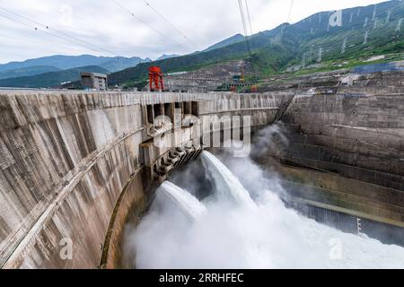 220628 -- KUNMING, 28 giugno 2022 -- foto aerea scattata il 28 giugno 2022 mostra una vista della centrale idroelettrica di Baihetan, che si trova a cavallo delle province dello Yunnan e del Sichuan nel sud-ovest della Cina. Martedì ricorre il primo anniversario del funzionamento delle prime due unità generatrici della centrale idroelettrica di Baihetan, un importante progetto nel programma cinese di trasmissione di potenza ovest-est. La stazione ha una capacità totale installata di 16 milioni di kilowatt. La stazione idroelettrica si trova sul fiume Jinsha, la sezione superiore del fiume Yangtze nel sud-ovest della Cina. CHINA-BAIHETAN HYDROPOWER STATION-FI Foto Stock