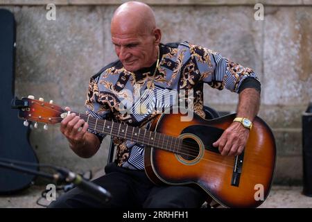 220629 -- SIGGIEWI, 29 giugno 2022 -- Un uomo suona la chitarra durante il tradizionale festival di Mnarja nei Giardini Buskett di Siggiewi, Malta, il 29 giugno 2022. Un festival tradizionale di due giorni che celebra il raccolto si è concluso mercoledì nei Giardini Buskett di Malta. L'evento ha presentato prodotti agricoli, concorsi di bestiame e musica popolare tradizionale. Il festival, chiamato Mnarja in lingua maltese, è il principale festival popolare di Malta. Foto di /Xinhua MALTA-SIGGIEWI-TRADITIONAL FESTIVAL JonathanxBorg PUBLICATIONxNOTxINxCHN Foto Stock