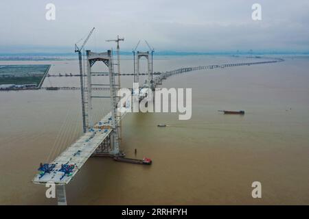 220630 -- GUANGZHOU, 30 giugno 2022 -- foto aerea scattata il 15 maggio 2022 mostra il collegamento autostradale Shenzhen-Zhongshan in costruzione nella provincia del Guangdong della Cina meridionale. La lunghezza totale del collegamento autostradale Shenzhen-Zhongshan sarà di 24 chilometri e includerà un tunnel sottomarino e due isole artificiali. Il collegamento si aprirà al traffico nel 2024. Con la costruzione di arterie stradali, la connettività nella Greater Bay area di Guangdong-Hong Kong-Macao è stata continuamente migliorata. La comoda rete di trasporto ha inoltre migliorato l'efficienza logistica all'interno dell'area e ha introdotto nuova vitalità Foto Stock