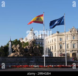 220630 -- MADRID, 30 giugno 2022 -- la bandiera NATO dell'Organizzazione del Trattato del Nord Atlantico e la bandiera nazionale spagnola si vedono a Madrid, Spagna, 28 giugno 2022. Xinhua titoli: L'espansione della NATO genera solo scontri, minacciando la sicurezza globale MengxDingbo PUBLICATIONxNOTxINxCHN Foto Stock