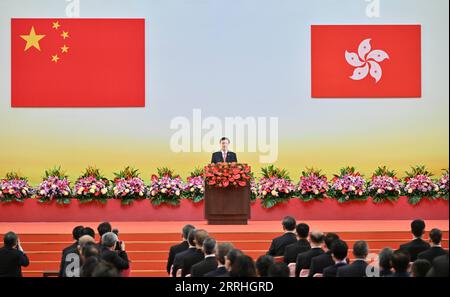 220701 -- HONG KONG, 1° luglio 2022 -- John Lee, amministratore delegato della regione amministrativa speciale di Hong Kong HKSAR, si rivolge a una riunione che celebra il 25° anniversario del ritorno di Hong Kong nella patria e la cerimonia inaugurale del sesto governo della regione amministrativa speciale di Hong Kong, presso l'Hong Kong Convention and Exhibition Center, Hong Kong, Cina meridionale, 1 luglio 2022. HKSAR 25CHINA-HONG KONG-25° ANNIVERSARIO-RIUNIONE-CERIMONIA INAUGURALE CN YUEXYUEWEI PUBLICATIONXNOTXINXCHN Foto Stock