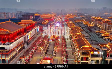 220702 -- GUANGZHOU, 2 luglio 2022 -- foto aerea scattata il 21 gennaio 2022 mostra una vista notturna della zona panoramica di Datang Everbright City a Xi An, nella provincia dello Shaanxi della Cina nord-occidentale. Xinhua in primo piano: L'economia notturna della Cina illumina le strade delle città, mostrando il potenziale di consumo TaoxMing PUBLICATIONxNOTxINxCHN Foto Stock