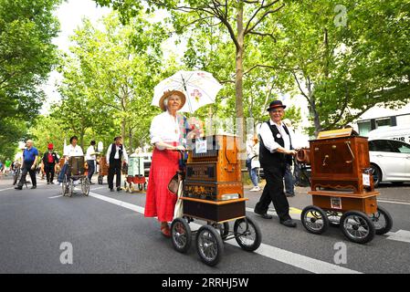 220702 -- BERLINO, 2 luglio 2022 -- i suonatori di organo Barrel si esibiscono durante una parata di un festival internazionale di organo a botte a Berlino, in Germania, il 2 luglio 2022. Un totale di oltre 100 suonatori di organo a botte intratterranno i visitatori con i loro strumenti qui dal venerdì alla domenica. GERMANIA-BERLINO-BARREL ORGANO FESTIVAL RenxPengfei PUBLICATIONxNOTxINxCHN Foto Stock