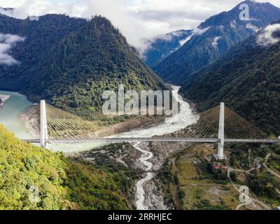 220703 -- LHASA, 3 luglio 2022 -- foto aerea scattata il 27 ottobre 2019 mostra il ponte Polonggou super Major nella contea di Bomi, Nyingchi, nella regione autonoma Tibet del sud-ovest della Cina. Xinhua titoli: Nuove strade, ferrovie migliorare la vita dei tibetani locali SunxFei PUBLICATIONxNOTxINxCHN Foto Stock